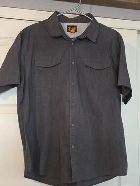 Men's Short-Sleeve Button-Up Shirt in Charcoal